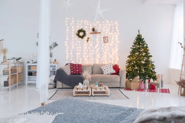 大的非常明亮 风格开阔的巴厘式公寓 有挂着床和全景窗户 白色的地板和墙壁 简单的木制家具 用圣诞树装饰过的 — 图库照片