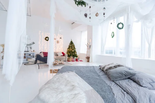 스타일의 스타일의 아파트에는 매달려 침대와 파노라마 크리스마스 트리로 장식하고 — 스톡 사진