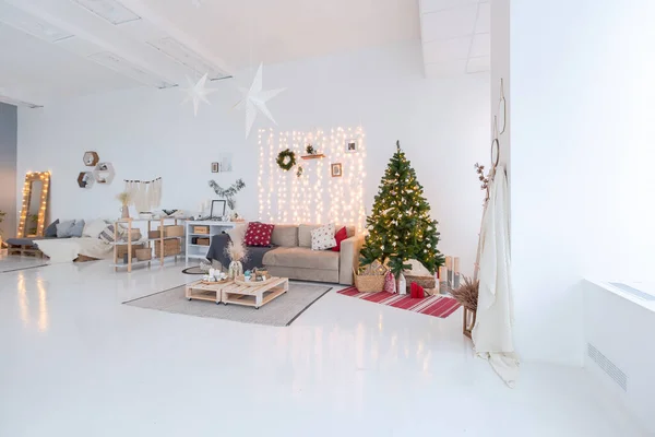 大的非常明亮 风格开阔的巴厘式公寓 有挂着床和全景窗户 白色的地板和墙壁 简单的木制家具 用圣诞树装饰过的 — 图库照片