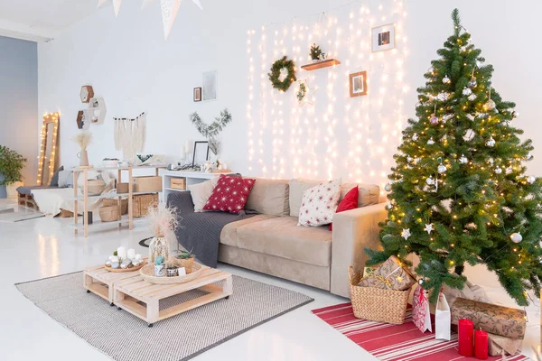 大きな非常に明るい広々としたスタイリッシュなオープンプランベッドとパノラマの窓のあるバリスタイルのアパート 白い床と壁シンプルな木製の家具 クリスマスツリーで飾られた — ストック写真