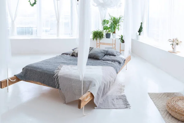 스타일의 스타일의 아파트에는 매달려 침대와 파노라마 — 스톡 사진