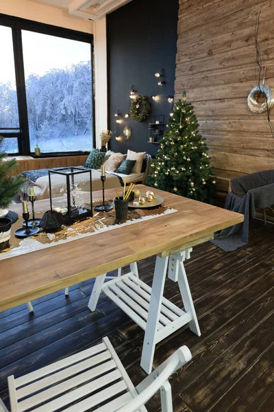 在节日前夕 农舍的内部装饰着一棵新年树 用木头装饰的宽敞宽敞的大照明室 用简单的木制家具装饰 — 图库照片