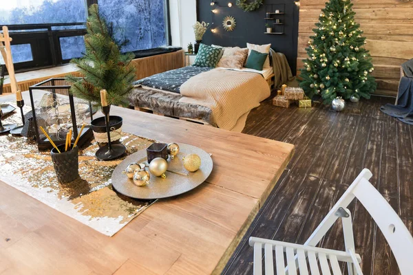 Víspera Las Vacaciones Interior Casa Campo Está Decorado Con Árbol —  Fotos de Stock