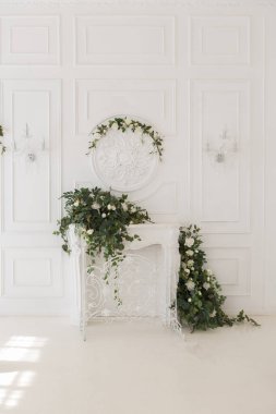 Lüks oturma odası ve yatak odasının açık renkli, pahalı, şık mobilyalı klasik tarzda.