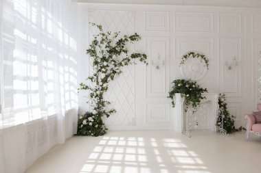 Lüks oturma odası ve yatak odasının açık renkli, pahalı, şık mobilyalı klasik tarzda.