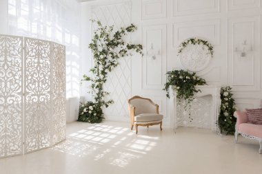 Lüks oturma odası ve yatak odasının açık renkli, pahalı, şık mobilyalı klasik tarzda.