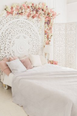 Lüks oturma odası ve yatak odasının açık renkli, pahalı, şık mobilyalı klasik tarzda.