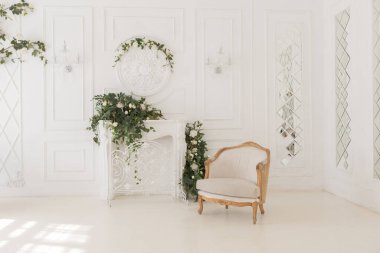 Lüks oturma odası ve yatak odasının açık renkli, pahalı, şık mobilyalı klasik tarzda.