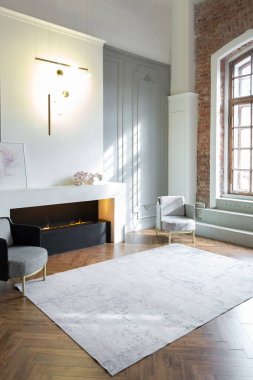 Beyaz ve gri duvarları olan, mobilyaları ve kocaman pencereleri olan, ultra modern, açık bir apartman dairesinin minimalist iç mekanı.