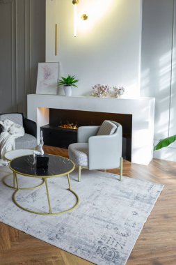 Beyaz ve gri duvarları olan, mobilyaları ve kocaman pencereleri olan, ultra modern, açık bir apartman dairesinin minimalist iç mekanı.