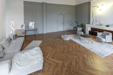 Beyaz ve gri duvarları olan, mobilyaları ve kocaman pencereleri olan, ultra modern, açık bir apartman dairesinin minimalist iç mekanı.