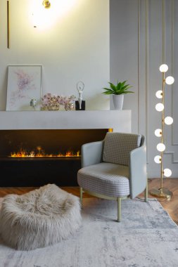 Beyaz ve gri duvarları olan, mobilyaları ve kocaman pencereleri olan, ultra modern, açık bir apartman dairesinin minimalist iç mekanı.