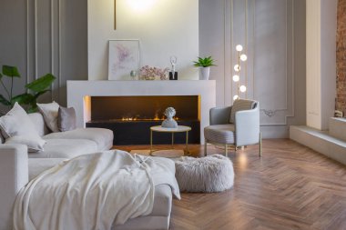 Beyaz ve gri duvarları olan, mobilyaları ve kocaman pencereleri olan, ultra modern, açık bir apartman dairesinin minimalist iç mekanı.