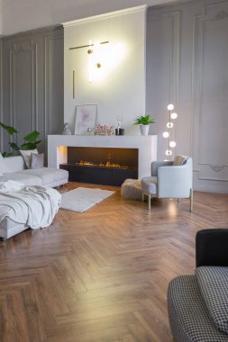 Beyaz ve gri duvarları olan, mobilyaları ve kocaman pencereleri olan, ultra modern, açık bir apartman dairesinin minimalist iç mekanı.