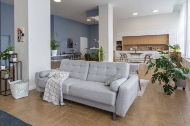 Minimalist modern iç mimari, İskandinav tarzı açık bir planı olan, ortasında sütunları olan, beyaz, mavi ve koyu mavi renkli parlak bir daire tasarladı. Mutfak, ofis ve dinlenme odasını içerir.