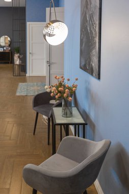 Minimalist modern iç mimari, İskandinav tarzı açık bir planı olan, ortasında sütunları olan, beyaz, mavi ve koyu mavi renkli parlak bir daire tasarladı. Mutfak, ofis ve dinlenme odasını içerir.