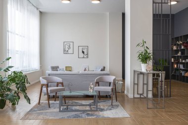 Minimalist modern iç mimari, İskandinav tarzı açık bir planı olan, ortasında sütunları olan, beyaz, mavi ve koyu mavi renkli parlak bir daire tasarladı. Mutfak, ofis ve dinlenme odasını içerir.