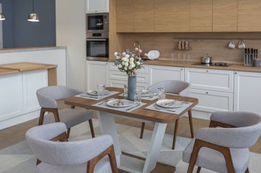 Minimalist modern iç dekorasyondaki dinamit ve mutfak alanı İskandinav tarzı beyaz, mavi ve koyu mavi renklerde, ortasında sütunlar olan parlak bir daire tasarladı.