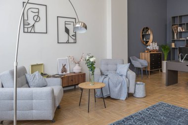 Minimalist modern iç mimari, İskandinav tarzı açık bir planı olan, ortasında sütunları olan, beyaz, mavi ve koyu mavi renkli parlak bir daire tasarladı. Mutfak, ofis ve dinlenme odasını içerir.