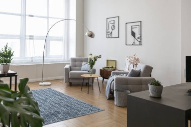 Minimalist modern iç mimari, İskandinav tarzı açık bir planı olan, ortasında sütunları olan, beyaz, mavi ve koyu mavi renkli parlak bir daire tasarladı. Mutfak, ofis ve dinlenme odasını içerir.