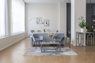Minimalist modern iç mimari, İskandinav tarzı açık bir planı olan, ortasında sütunları olan, beyaz, mavi ve koyu mavi renkli parlak bir daire tasarladı. Mutfak, ofis ve dinlenme odasını içerir.