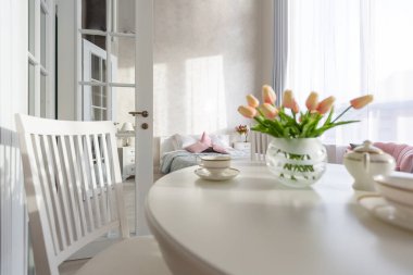 Açık renkli, lüks ve pahalı bir apartman dairesi. Minimum tasarım, yemek alanı ve misafir odası olan modern yatak odası..