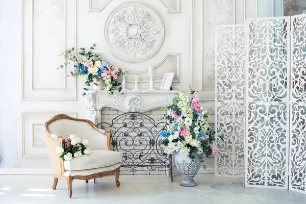 明亮的豪华的白色和蓝色的室内客厅 花瓶里有鲜花 墙上装饰着巴洛克风格的装饰品 — 图库照片