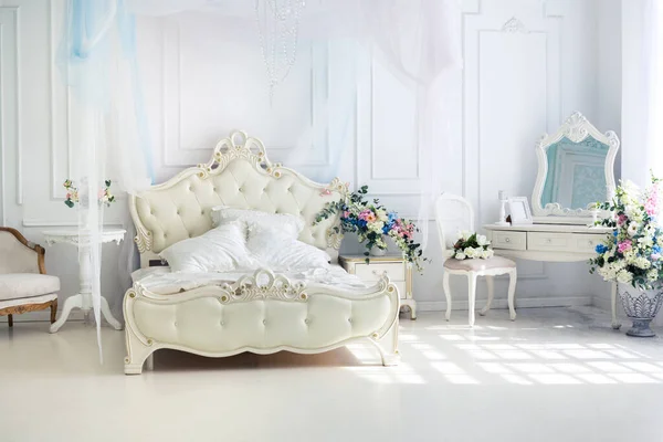明亮的豪华的白色和蓝色的室内客厅 花瓶里有鲜花 墙上装饰着巴洛克风格的装饰品 — 图库照片