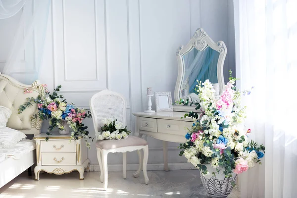 Luminoso Lujoso Salón Interior Color Blanco Azul Con Flores Jarrones — Foto de Stock