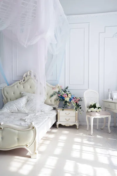 Světlý Luxusní Bílý Modrý Interiér Obývací Pokoj Květinami Vázách Stěny — Stock fotografie