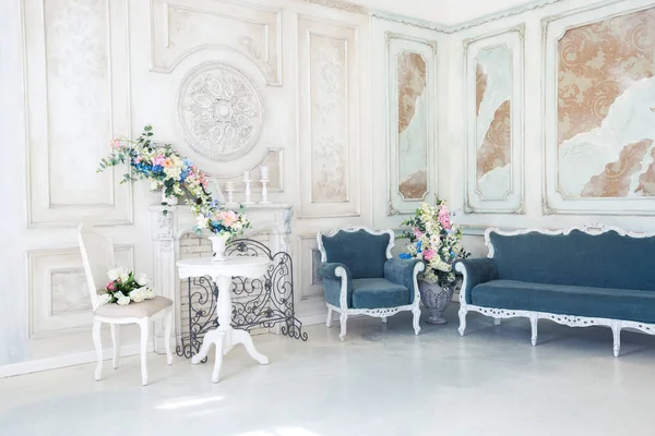 Jasne Luksusowe Białe Niebieskie Wnętrze Pokój Dzienny Kwiatami Wazonach Ściany — Zdjęcie stockowe