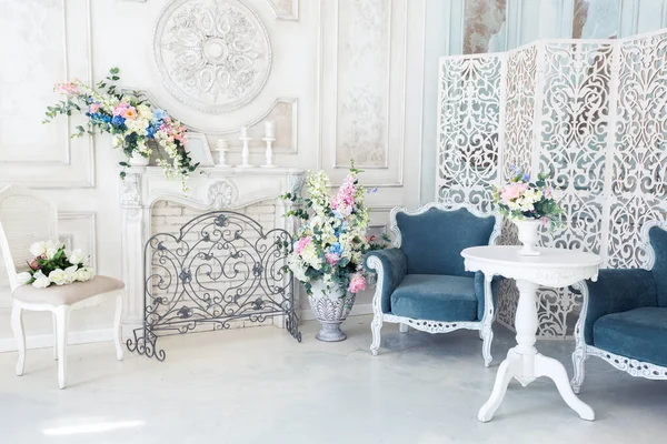 Jasne Luksusowe Białe Niebieskie Wnętrze Pokój Dzienny Kwiatami Wazonach Ściany — Zdjęcie stockowe
