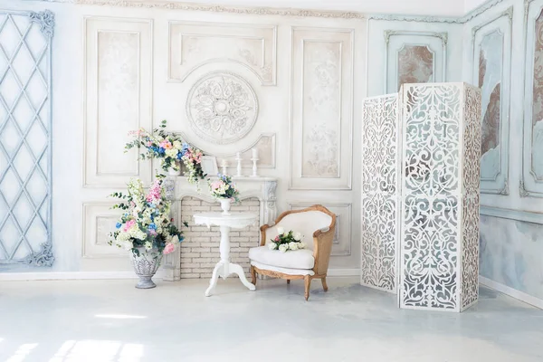 Ljust Lyxigt Vitt Och Blått Interiör Vardagsrum Med Blommor Vaser — Stockfoto