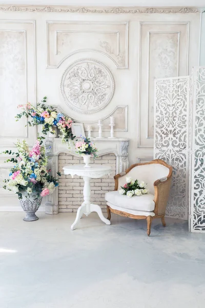 Ljust Lyxigt Vitt Och Blått Interiör Vardagsrum Med Blommor Vaser — Stockfoto
