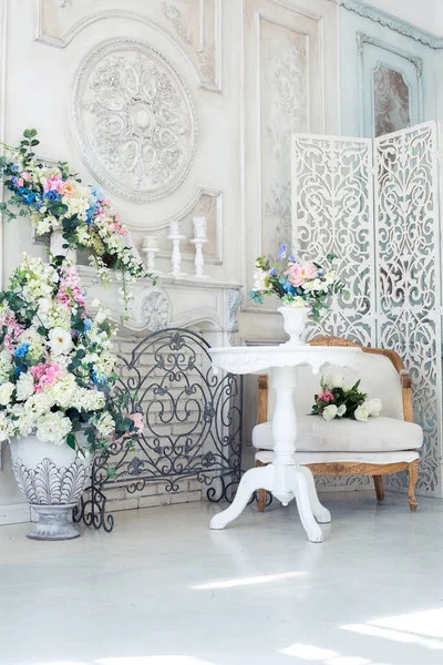 Heldere Luxe Witte Blauwe Interieur Woonkamer Met Bloemen Vazen Muren — Stockfoto