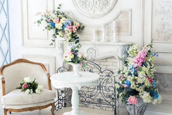 Heldere Luxe Witte Blauwe Interieur Woonkamer Met Bloemen Vazen Muren — Stockfoto