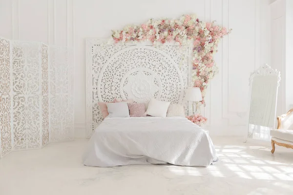 客厅和卧室的豪华精致室内装饰 色彩淡雅 有昂贵的古典风格别致的雕花家具 — 图库照片