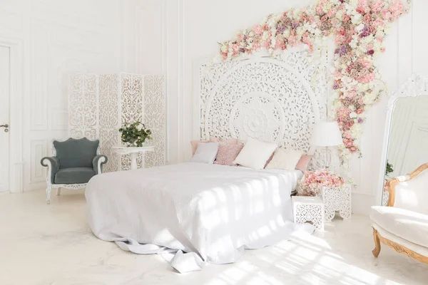 客厅和卧室的豪华精致室内装饰 色彩淡雅 有昂贵的古典风格别致的雕花家具 — 图库照片