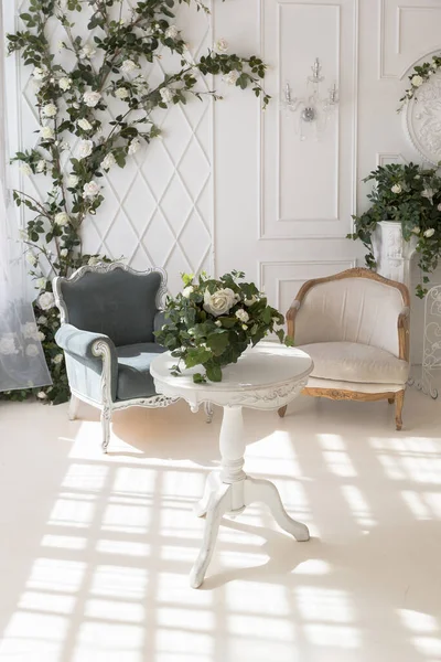 Luksusowe Delikatne Wnętrze Salonu Sypialni Jasnych Kolorach Drogimi Eleganckimi Rzeźbionymi — Zdjęcie stockowe