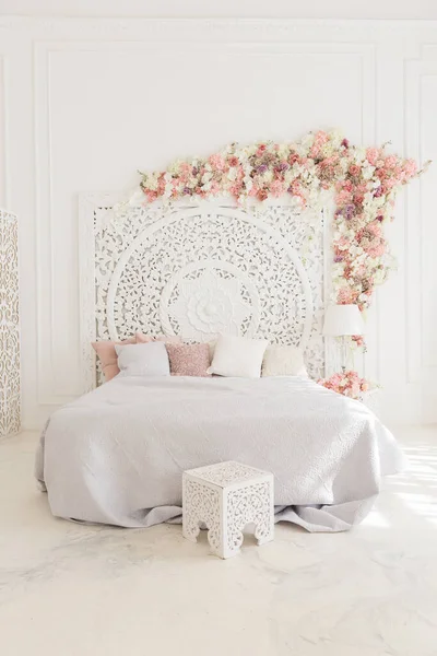 Розкішний Ніжний Інтер Вітальні Спальні Світлих Тонах Дорогими Шикарними Різьбленими — стокове фото