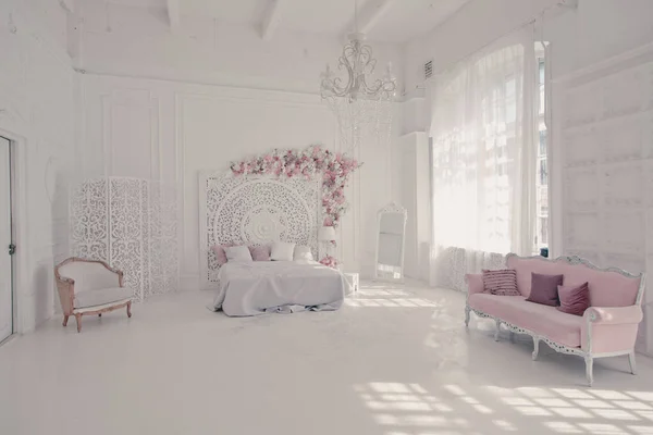 Luksusowe Delikatne Wnętrze Salonu Sypialni Jasnych Kolorach Drogimi Eleganckimi Rzeźbionymi — Zdjęcie stockowe