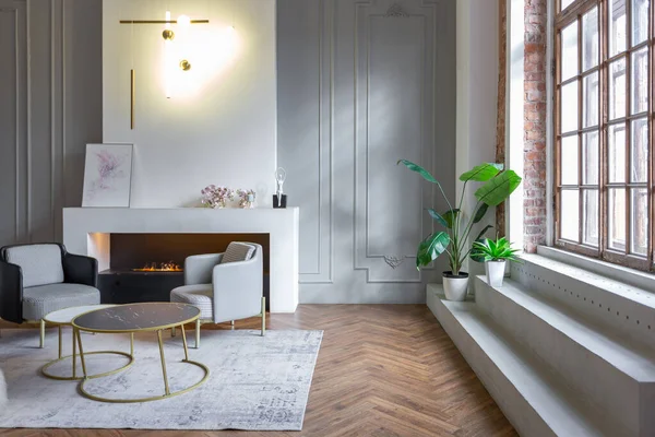 회색으로 초현대적 아파트 내부의 미니멀리즘 과회색 스타일의 가구와 — 스톡 사진