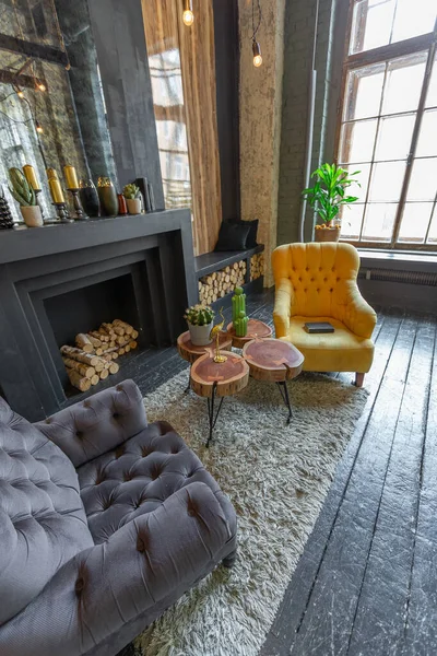 用木制圆木装饰的客厅的黑暗而野蛮的内部 黄色和灰色软扶手椅 巨大的弧形窗户和壁炉 — 图库照片