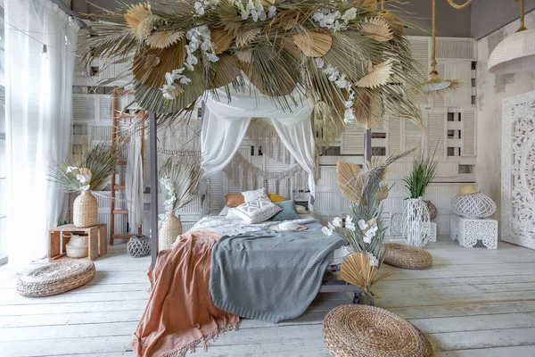 バリスタイルの寝室のインテリア 柔らかいパステルカラーの装飾やウィッカーアイテムのための繊維の多くのキャノピーベッド — ストック写真