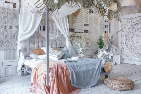 Balinesisk Stil Sovrum Interiör Canopy Säng Med Massor Textilier För — Stockfoto