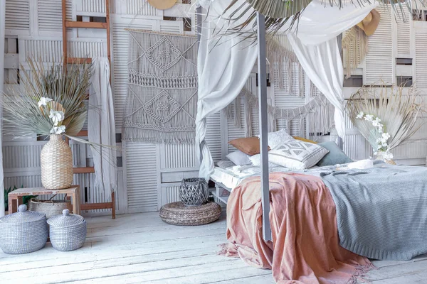 Balinesisk Stil Sovrum Interiör Canopy Säng Med Massor Textilier För — Stockfoto