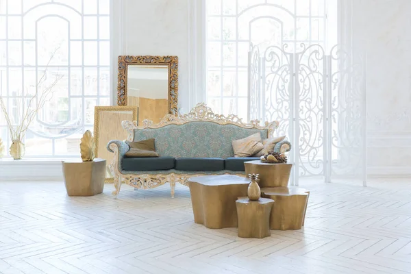 Luxe Lichte Interieur Van Woonkamer Met Gouden Muur Chique Dure — Stockfoto