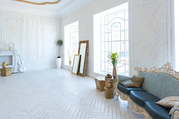 Interior Luz Luxo Sala Estar Com Parede Ouro Mobiliário Caro — Fotografia de Stock