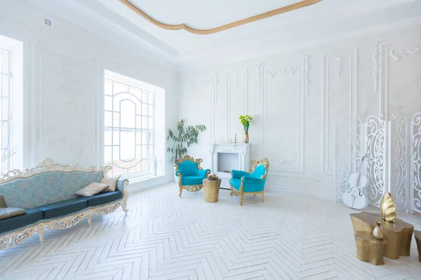 Luxusní Světlý Interiér Obývacího Pokoje Zlatou Stěnou Elegantním Drahým Nábytkem — Stock fotografie