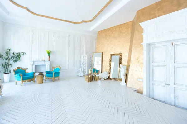 Interior Luz Luxo Sala Estar Com Parede Ouro Mobiliário Caro — Fotografia de Stock